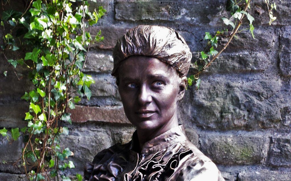 Marie Curie - living statue