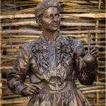 living-statue-scientist-marie-curie-lutrek-uk