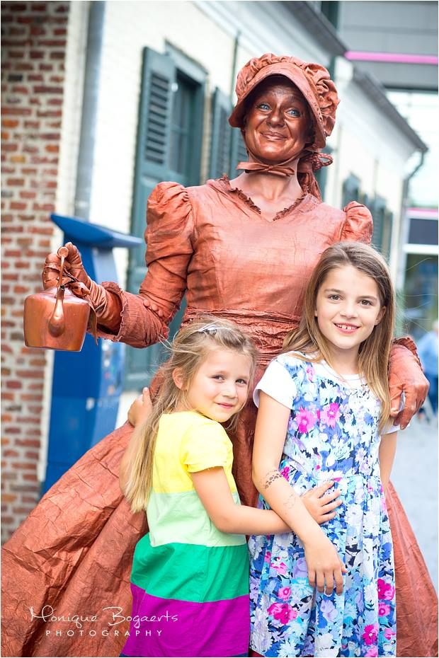 Miss Copper Kettle - a Victorian, copper, realistic-looking living statue featured with 2 girls at the family-friendly living statue festival in Lommel, Belgium
