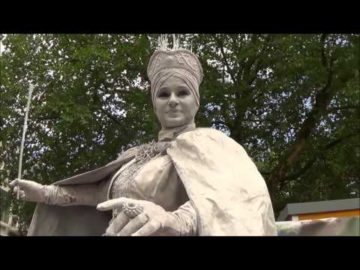 The Snow Queen - living statue